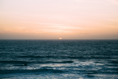 夕阳下的海浪